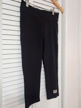 Celestial Bodiez Black Capri Scrunch Booty Leggings